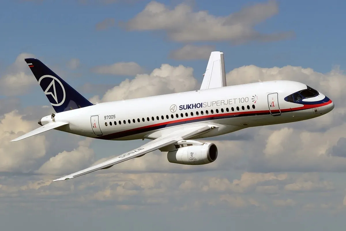 Самолет Sukhoi Superjet 100 (RA-97005). Фото: <a href="https://commons.wikimedia.org/w/index.php?curid=75161445">Wikimedia Commons</a>, SuperJet International, CC BY-SA 2.0