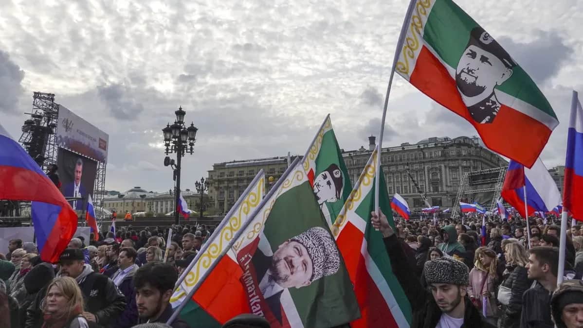People holding flags of Russia and Chechnya with the face of Ramzan Kadyrov on them during a demonstration in support of Donbas joining Russia; Moscow, 23 September 2022. Photo: EPA-EFE / MAXIM SHIPENKOV