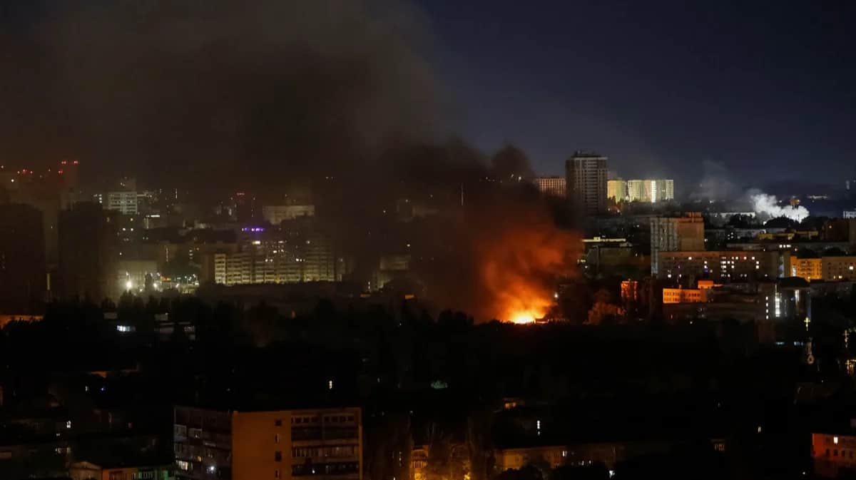 Огонь и дым в жилом районе после российского удара по Киеву, Украина, 23 июня 2025 года. Фото: Gleb Garanich / Reuters / Scanpix / LETA