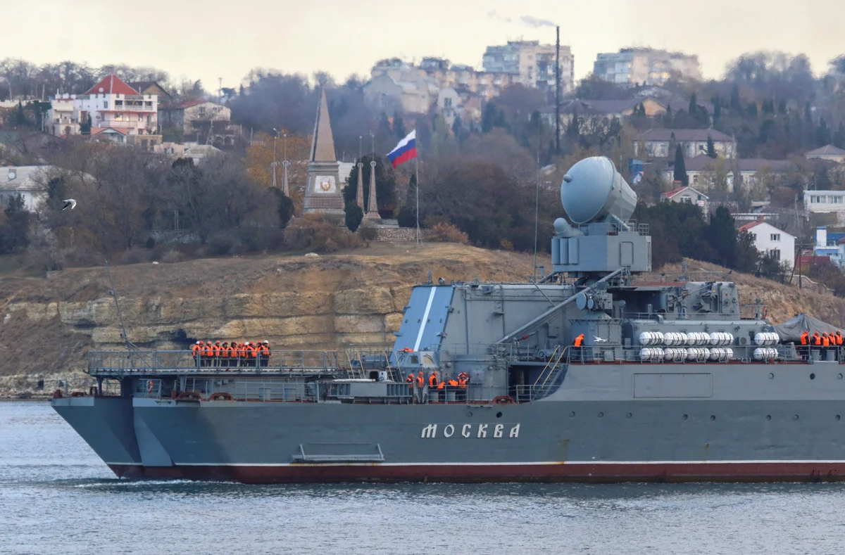 Офицеры ВМФ России выстраиваются на палубе крейсера «Москва», Севастополь, Украина, 16 ноября 2021 года. Фото: Алексей Павлишак / Reuters / Scanpix / LETA