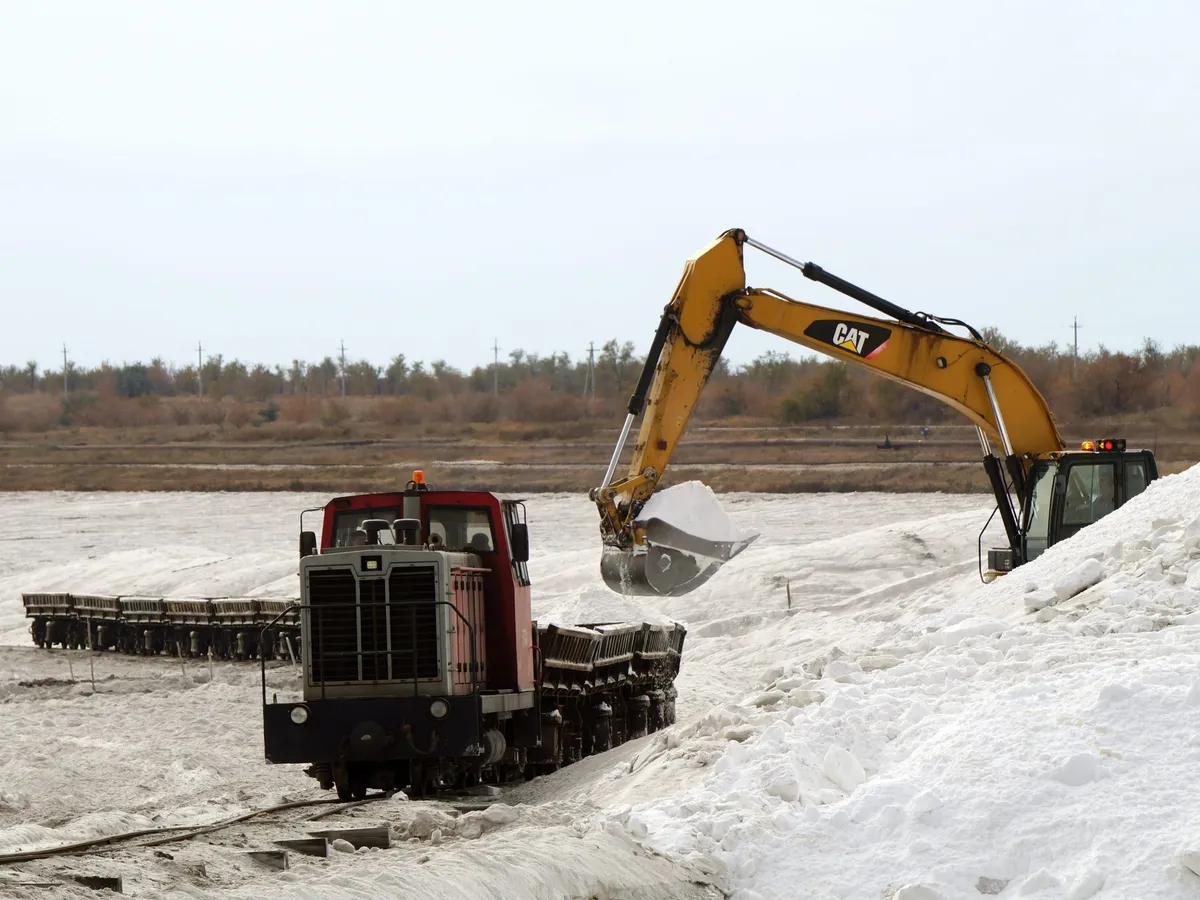 Добыча мирабилита. Фото: <a data-sk="tooltip_parent" data-stringify-link="https://altairegion22.ru/press-center/fotoreportazhi/Investropekt-Stoimostyu-Bolee-3-Milliardov-Rublei-Realizuet-Oao-Kuchuksulfat-V-Blagoveschenskom-Raione/" href="https://altairegion22.ru/press-center/fotoreportazhi/Investropekt-Stoimostyu-Bolee-3-Milliardov-Rublei-Realizuet-Oao-Kuchuksulfat-V-Blagoveschenskom-Raione/" rel="noopener noreferrer" target="_blank">правительство Алтайского края</a>