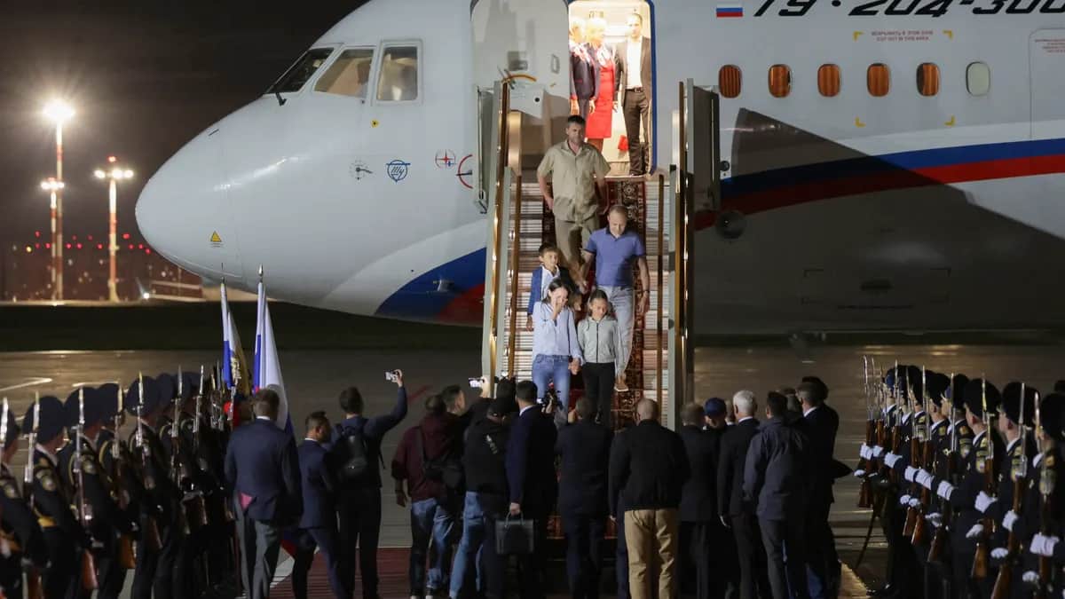 Eight Russian citizens released in the Russian-US prisoner swap arrive at Moscow’s Vnukovo Airport, 1 August 2024.&nbsp;Photo: EPA-EFE / GAVRIIL GRIGOROV