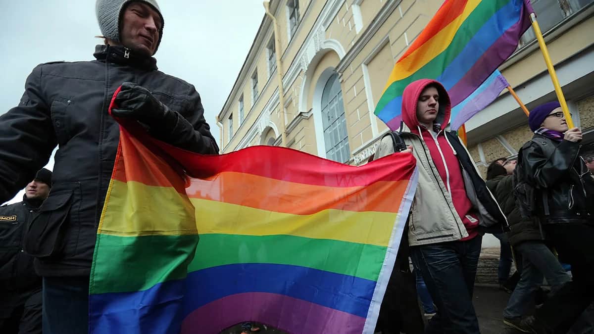 Активисты ЛГБТ-движения во время «Марша против ненависти» в Санкт-Петербурге, 2 ноября 2013 года. Фото: Анатолий Мальцев / EPA