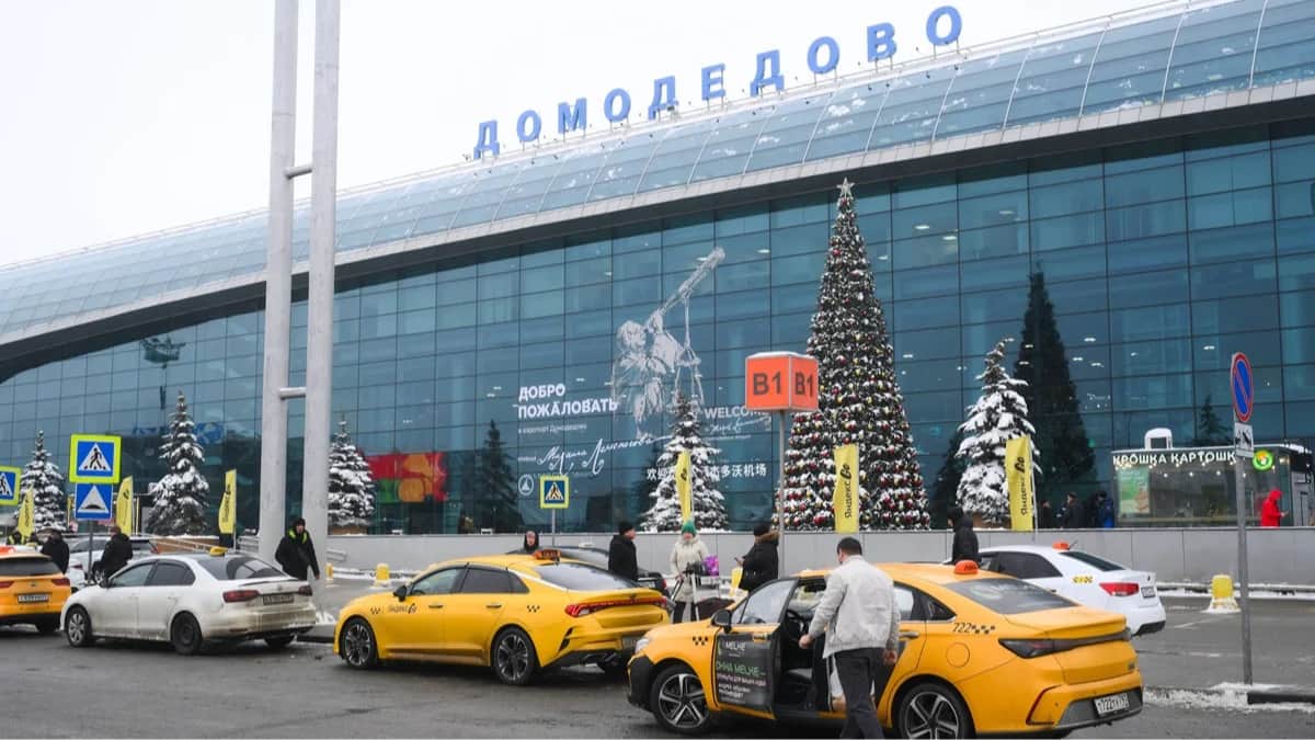 Такси припаркованы у терминала аэропорта Домодедово, 19 января 2026 года. Фото: Илья Питалев / Спутник / Imago Images / Scanpix / LETA<br>