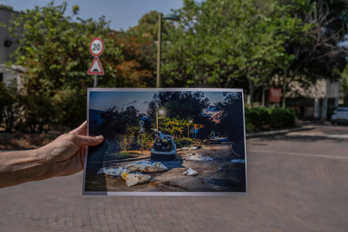 Фотография, на которой изображены тела палестинских боевиков, лежащие рядом с разрушенным автомобилем после того, как израильские войска восстановили контроль над кибуцем Беэри, 7 октября 2023 года, сделанная на том же самом месте 26 сентября 2024 года. Фото: Ilia Yefimovich / dpa / picture-alliance / Scanpix / LETA
