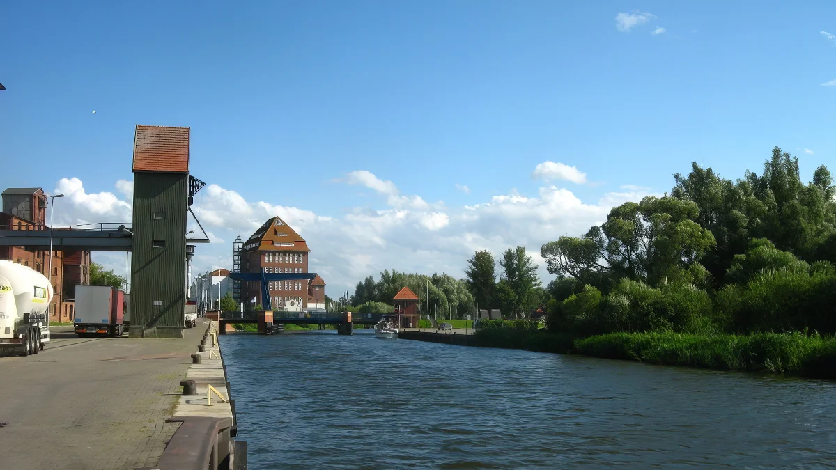 Река Пене в Деммине, 2007 год. Фото: Botaurus / <a data-sk="tooltip_parent" data-stringify-link="https://en.wikipedia.org/wiki/Mass_suicide_in_Demmin#/media/File:Peene-in-Demmin-26-VIII-2007-07.jpg" href="https://en.wikipedia.org/wiki/Mass_suicide_in_Demmin#/media/File:Peene-in-Demmin-26-VIII-2007-07.jpg" rel="noopener noreferrer" target="_blank">Wikimedia</a>