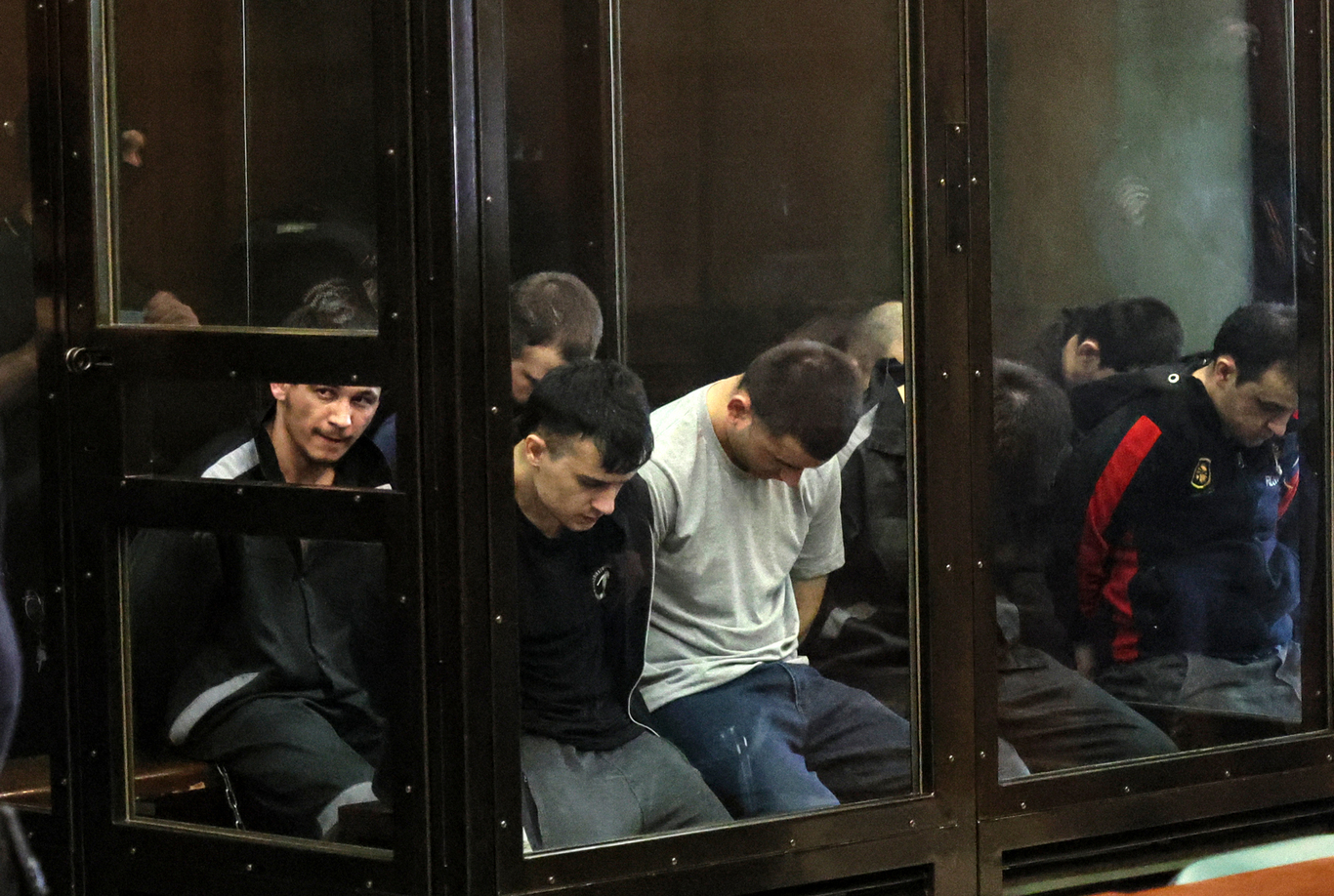 Обвиняемые по делу о теракте в «Крокус Сити Холле» на заседании суда. Москва. 4 августа 2025 года. Фото: Юрий Кочетков / EPA