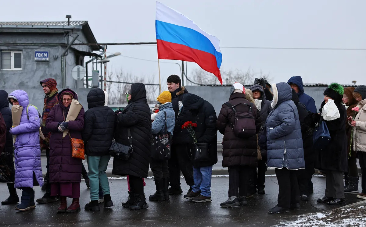 Люди стоят в очереди на вход на кладбище, чтобы посетить могилу Алексея Навального, Москва, 16 февраля 2025 года. Фото: Евгения Новоженина / Reuters / Scanpix / LETA