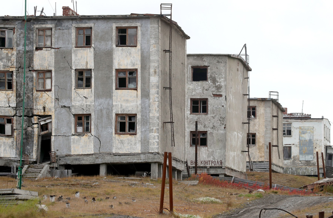 Жилые дом в поселке Амдерма, расположенном в 490 км от Нарьян-Мара — речного порта и административного центра Ненецкого автономного округа, 16 сентября 2021 года. Фото: Сергей Карпухин / ТАСС / Profimedia
