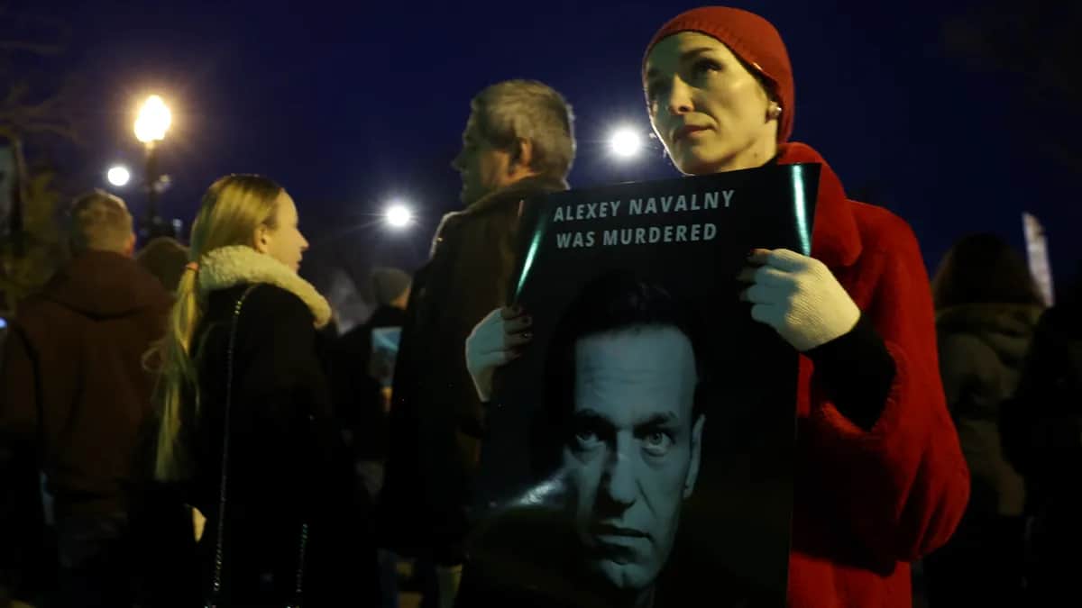 Протестующие и скорбящие у посольства России в Вашингтоне, США. Фото: Кевин Дитч / Getty Images