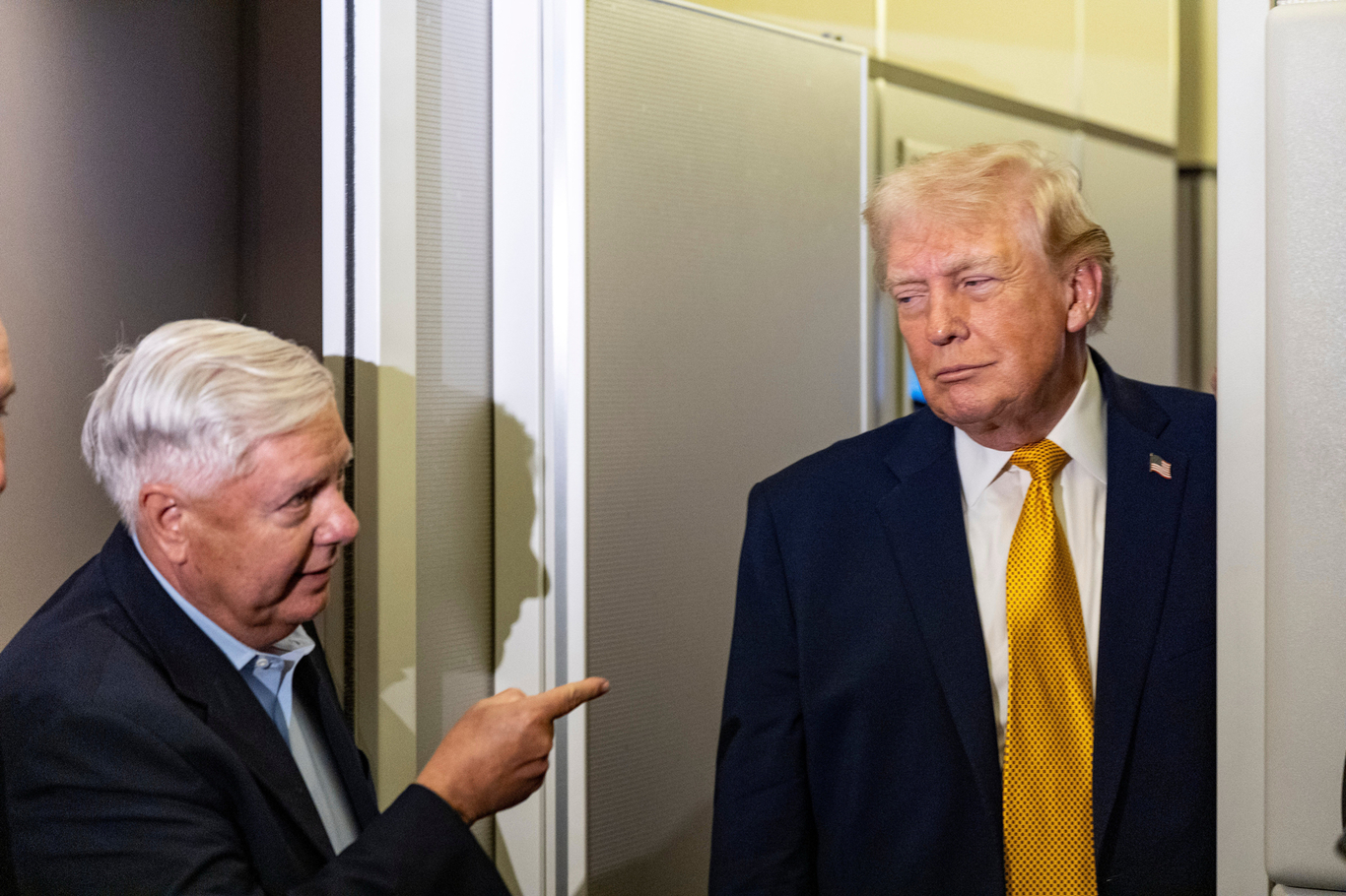 Линдси Грэм (слева) и Дональд Трамп на борту президентского самолёта Air Force One, 4 января 2026 года. Фото: Alex Brandon / AP / Scanpix / LETA