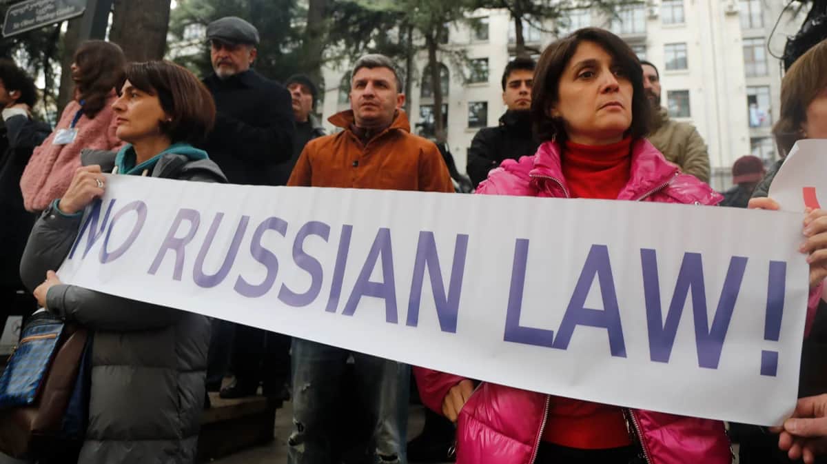 Люди держат плакат во время акции протеста против так называемого «Закона об иностранных агентах», Тбилиси, Грузия, 6 марта 2023 года. Фото: Зураб Курцикидзе / EPA-EFE