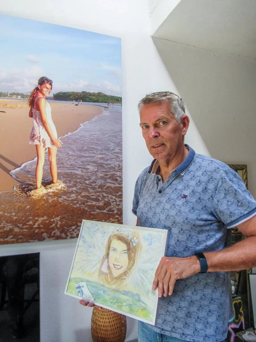 Hans de Borst near the portrait of his deceased daughter, holding “Russian Elsemiek” in his hands. Photo: Ekaterina Glikman 