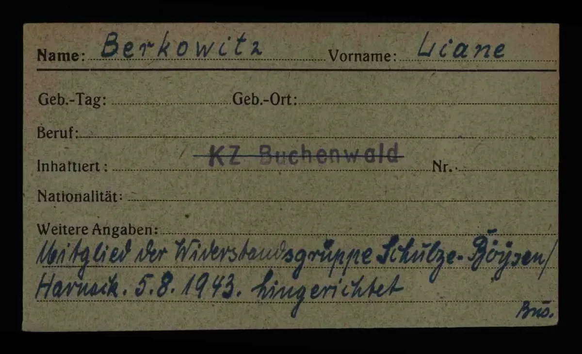 Регистрационная карточка Лиане Берковиц, заполненная в 1950 году. От руки написано: «Член группы сопротивления Шульце-Бойзена/Харнака. Казнена 5.8.1943». Фото: Arolsen Archiv