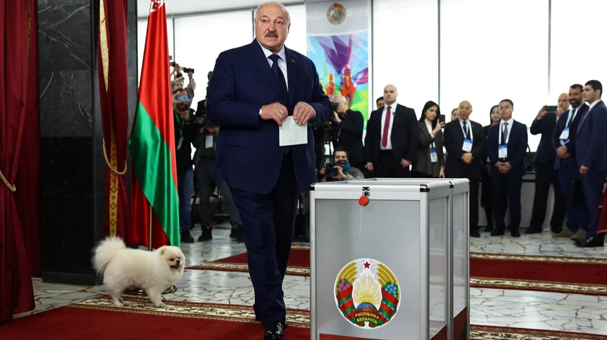 Александр Лукашенко голосует на избирательном участке во время президентских выборов вместе с собакой Умкой, Минск, Беларусь, 26 января 2025 года. Фото: Евгения Новоженина / Reuters / Scanpix / LETA