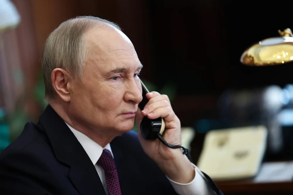 Vladimir Putin speaks on the phone at the Kremlin in Moscow, Russia, on 22 May 2025. Photo: EPA-EFE/ALEXANDER KAZAKOV / SPUTNIK / KREMLIN POOL 