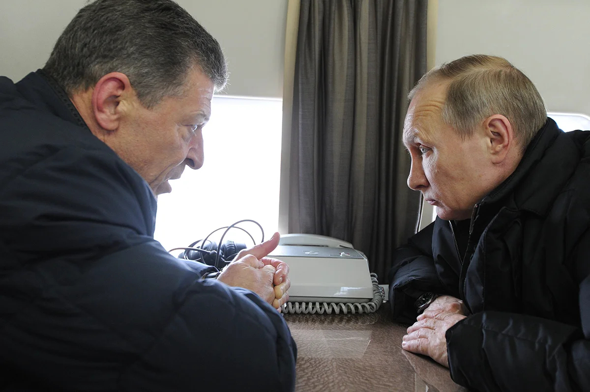 Дмитрий Козак и Владимир Путин беседуют во время полета над мостом через Керченский пролив в России, 18 марта 2016 года. Фото: Михаил Клементьев / EPA