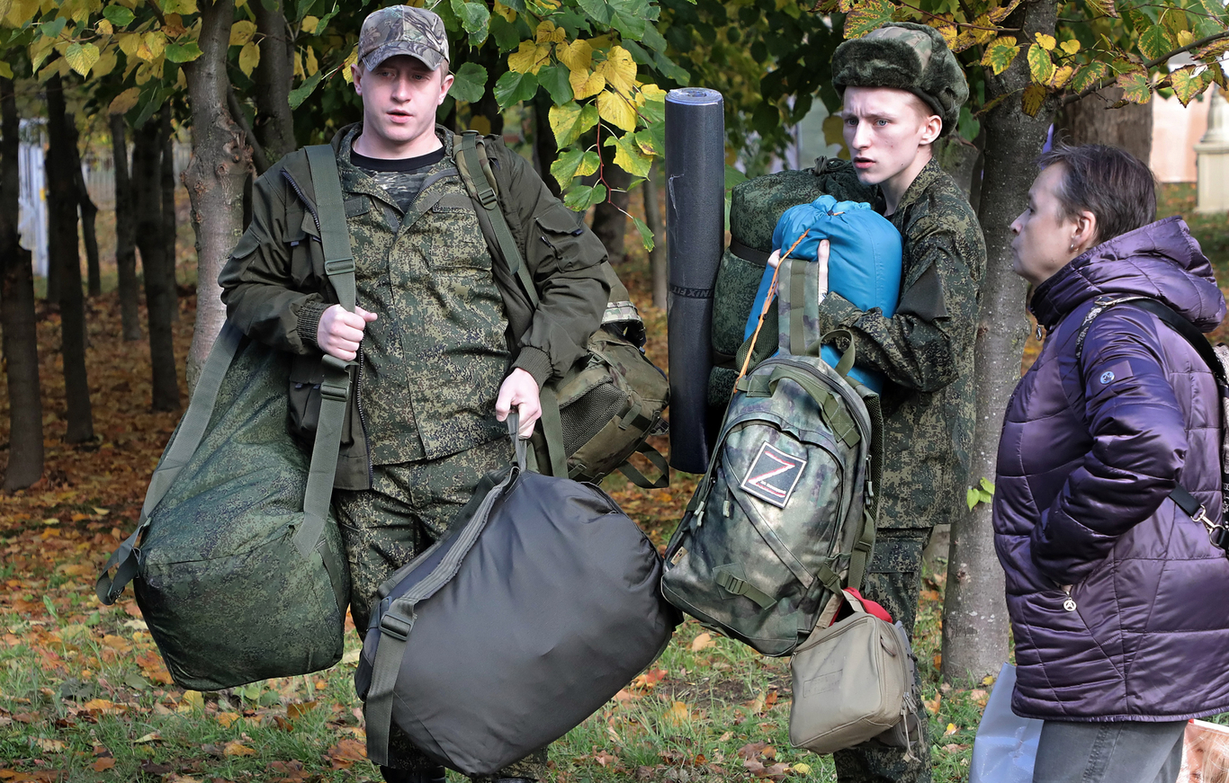 Мобилизованные перед отправкой прощаются с родными у военкомата. Москва. 5 октября 2022 года. Фото: Максим Шипенков / EPA