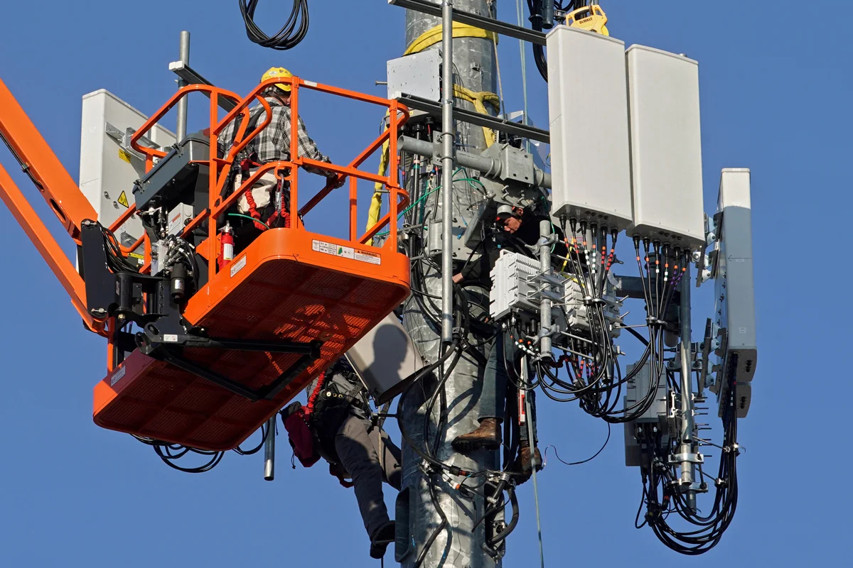 Подрядчики Verizon устанавливают оборудование 5G на вышке в Ореме, Юта, США, 3 декабря 2019 года. Фото: George Frey / Reuters / Scanpix / LETA