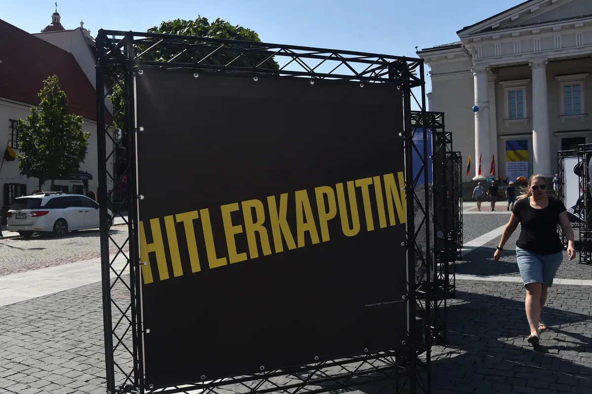 Выставка политических плакатов белорусского художника Владимира Цеслера на Ратушной площади Вильнюса. Фото: Василий Максимов, специально для «Новой газеты. Европа»
