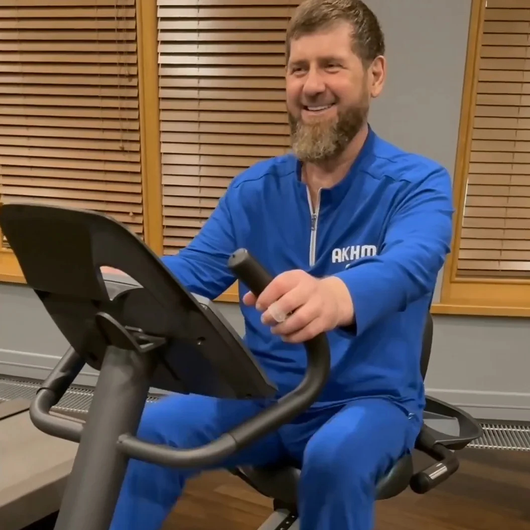 Рамзан Кадыров на велотренажере, 1 августа 2025 года. Фото: Рамзан Кадыров / <a href="https://vk.com/wall279938622_2379398" target="_blank">VK</a>