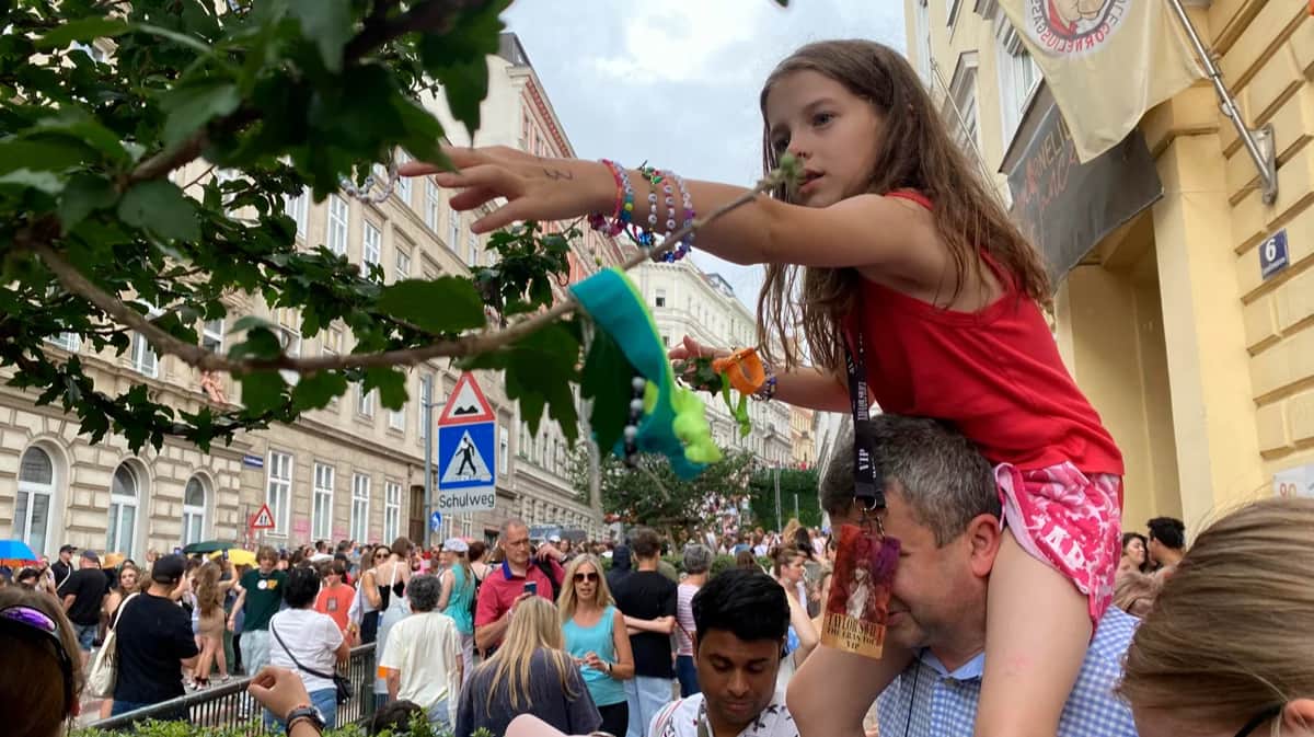 Поклонники Тейлор Свифт вешают браслеты на дерево в переулке Корнелиус, Вена, 8 августа 2024 года. Фото: «Новая газета Европа»