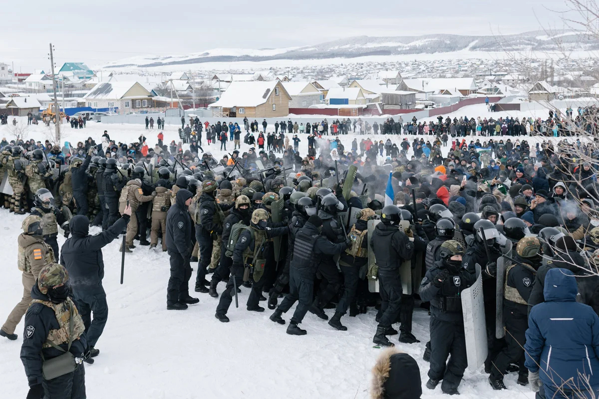 Столкновения протестующих и полиции в Баймаке, Башкортостан, Россия, 17 января 2024 года. Фото: Анна Марченкова / AFP / Scanpix / LETA