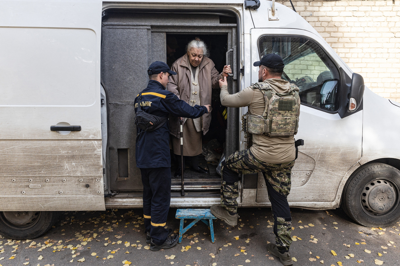Сотрудники полицейского подразделения «Белые ангелы» эвакуируют женщину. Краматорск, Украина. 13 октября 2026 года. Фото: Diego Herrera Carcedo / Anadolu / Abaca Press / ddp images / Vida Press