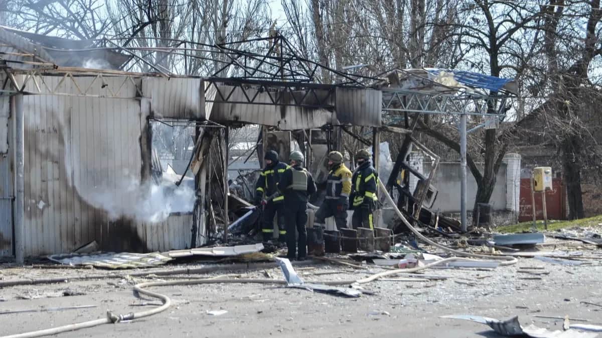 Rescuers working in Kherson, 9 March 2023. Photo: EPA-EFE / IVAN ANTYPENKO