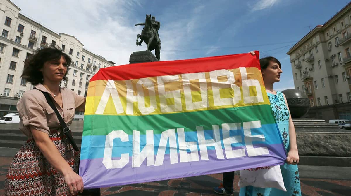 Активистки с радужным флагом перед зданием мэрии Москвы в Москве, Россия, 25 мая 2013 года. Фото: Сергей Ильницкий / EPA