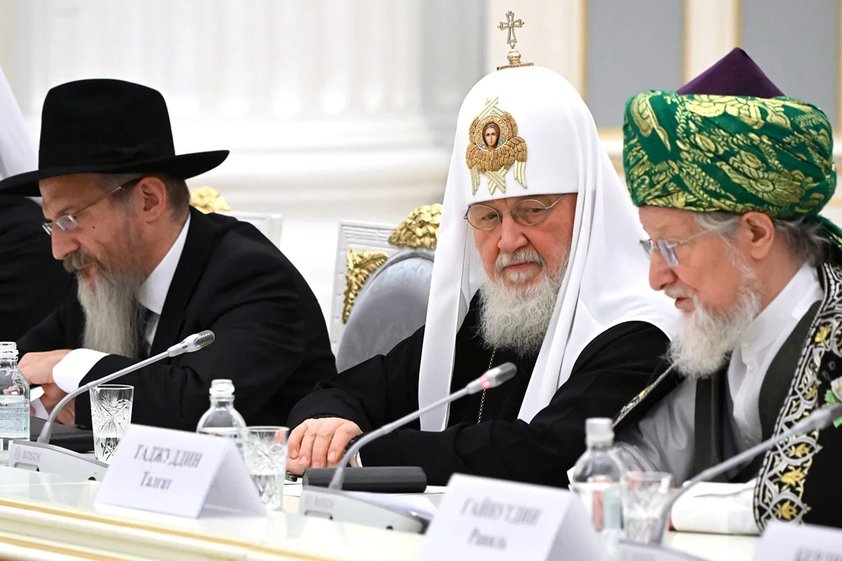 From left to right: Russia’s Chief Rabbi Berel Lazar, Patriarch Kirill of Moscow and All Russia, and Russia’s Grand Mufti Talgat Tadzhuddin Photo: Sergey Guneev / RIA Novosti / the Kremlin 