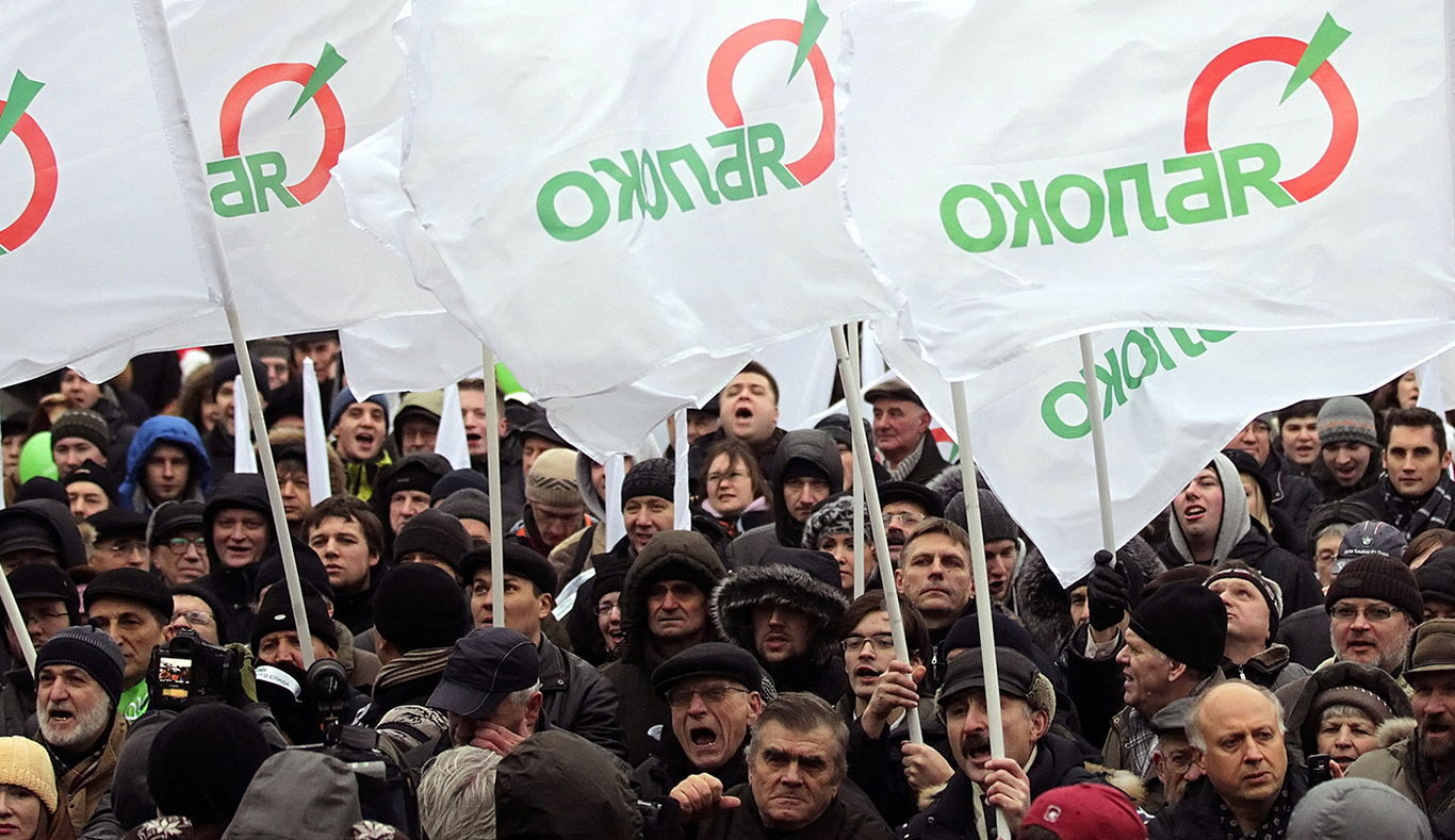 Сторонники политической партии «Яблоко» проводят митинг в знак протеста против предполагаемых нарушений на парламентских выборах. Москва, Россия. 17 декабря 2011 года. Фото: Максим Шипенков / EPA