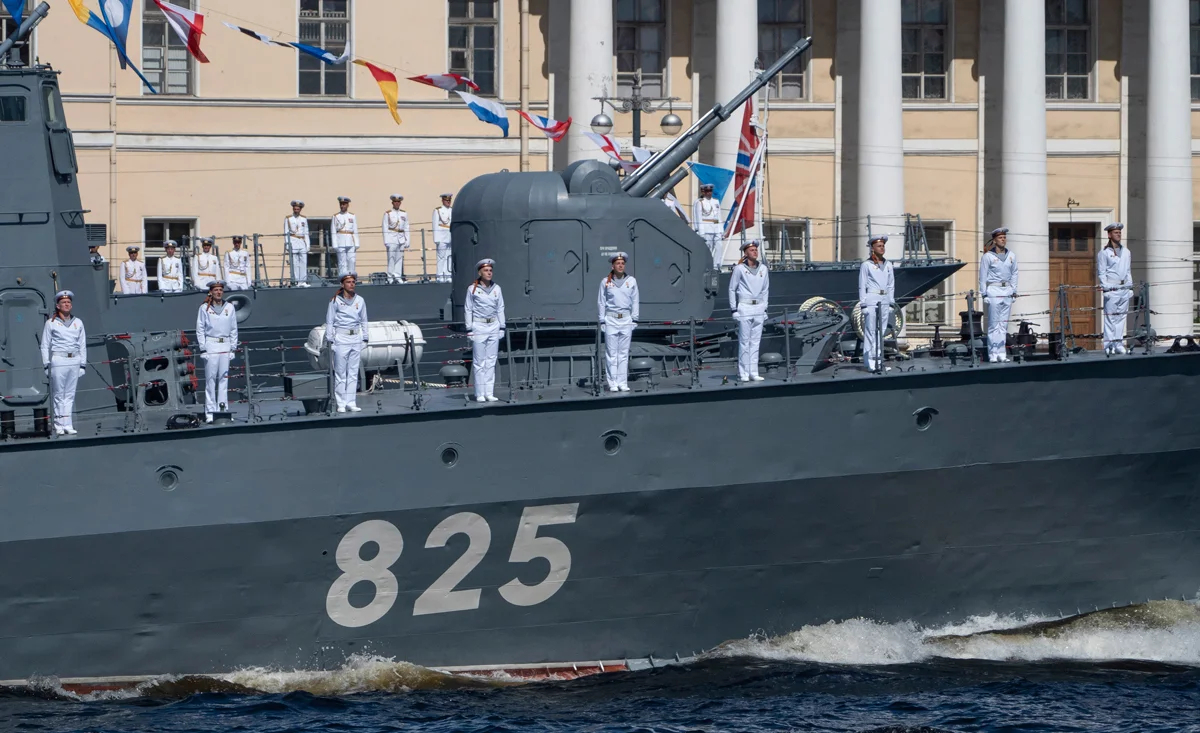 Военный корабль во время парада в честь Дня Военно-морского флота в Санкт-Петербурге, 26 июля 2020 года. Фото: Дмитрий Ловецкий / EPA
