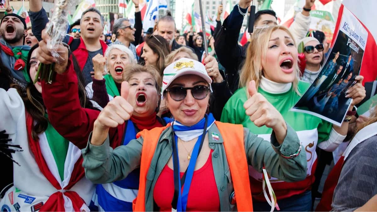Участники митинга иранских эмигрантов в Берлине, Германия, 28 февраля 2026 года. Фото: Clemens Bilan / EPA