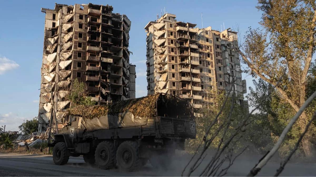 Грузовик российских военных среди руин в Авдеевке, Донецкая область, Украина, 27 сентября 2025 года. Фото: Андрей Бородулин / AFP / Scanpix / LETA