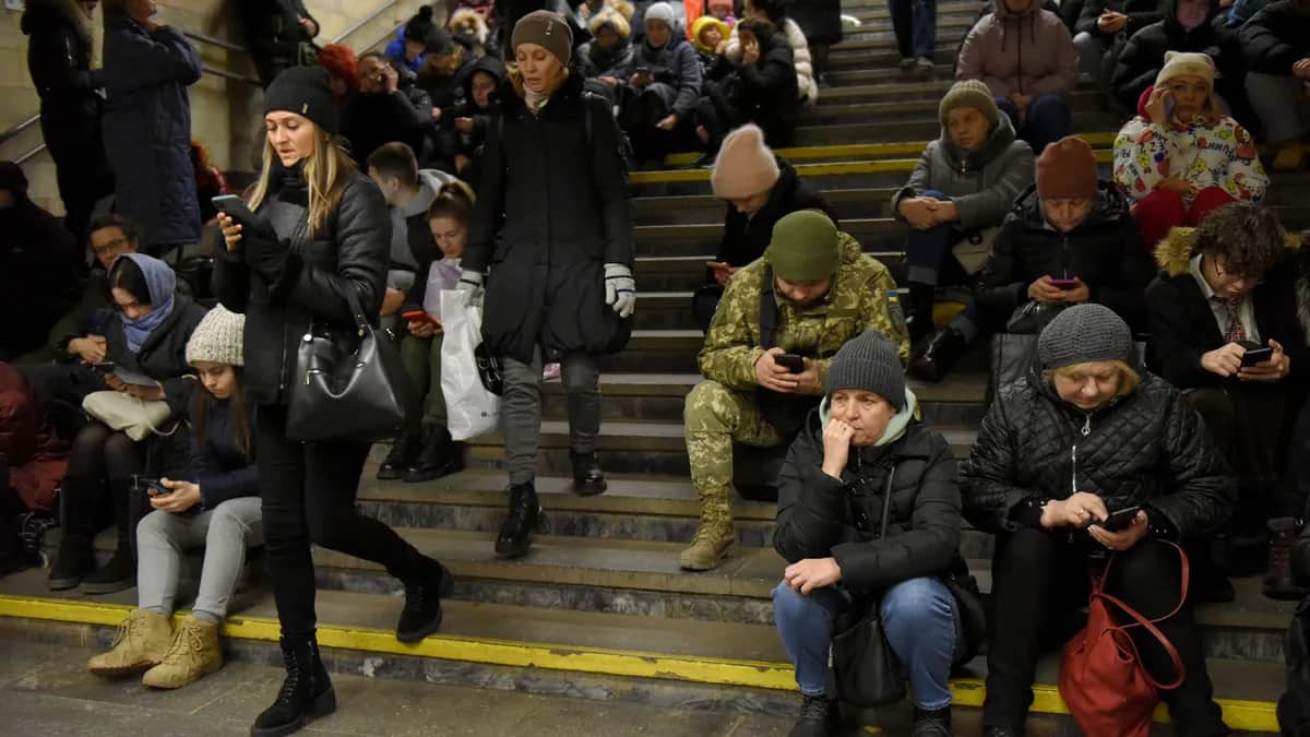 Civilians take refuge in a Kyiv subway station during an air raid, 29 December 2022. Photo: EPA-EFE/OLEG PETRASYUK