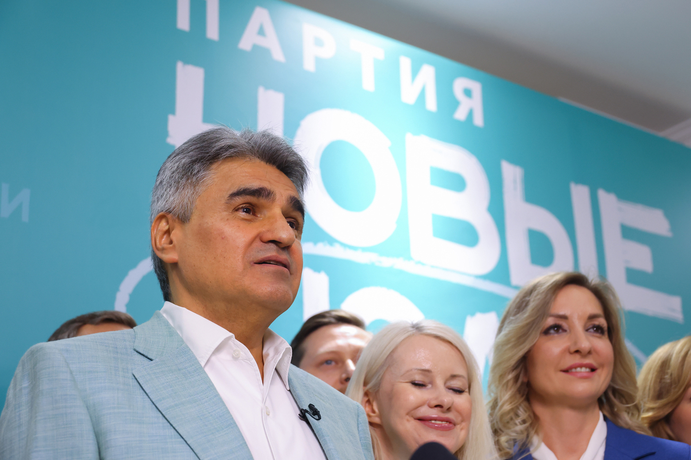 Председатель партии «Новые люди» Алексей Нечаев (слева) в предвыборном штабе во время встречи по обсуждению предварительных результатов выборов в Госдуму. Москва. 20 сентября 2026 года. Фото: Павел Селезнев / ТАСС / ZUMA Press / Scanpix / LETA