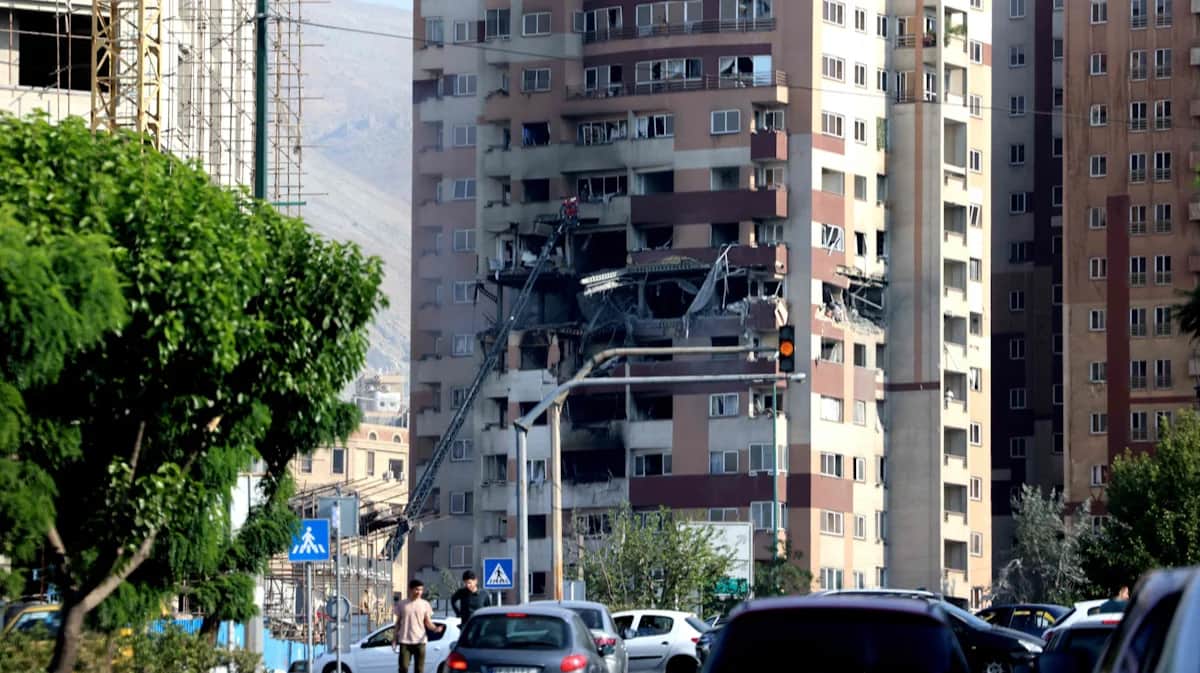 Здание, по которому был нанесён израильский удар, Тегеран, Иран, 13 июня 2025 года. Фото: Atta Kenare / AFP / Scanpix / LETA