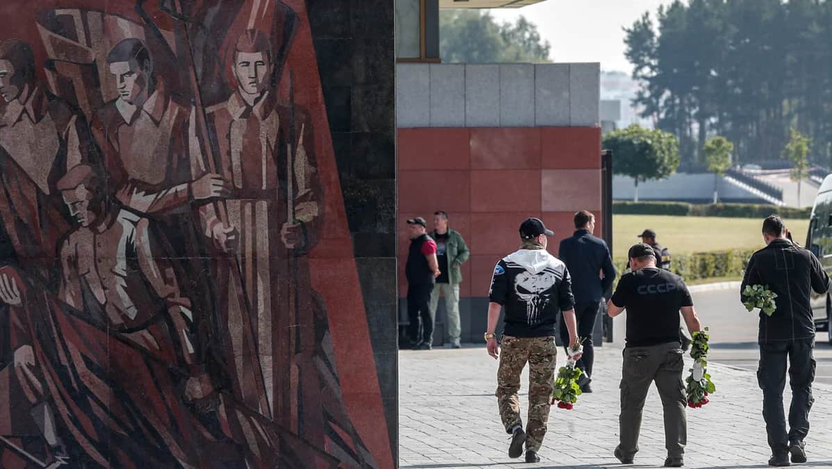 Люди с цветами приходят на похороны командира группы ЧВК «Вагнер» Дмитрия Уткина, погибшего в авиакатастрофе в Тверской области, на Федеральном военном мемориальном кладбище в Мытищах, 31 августа 2023 года. Фото: Максим Шипенков / EPA-EFE