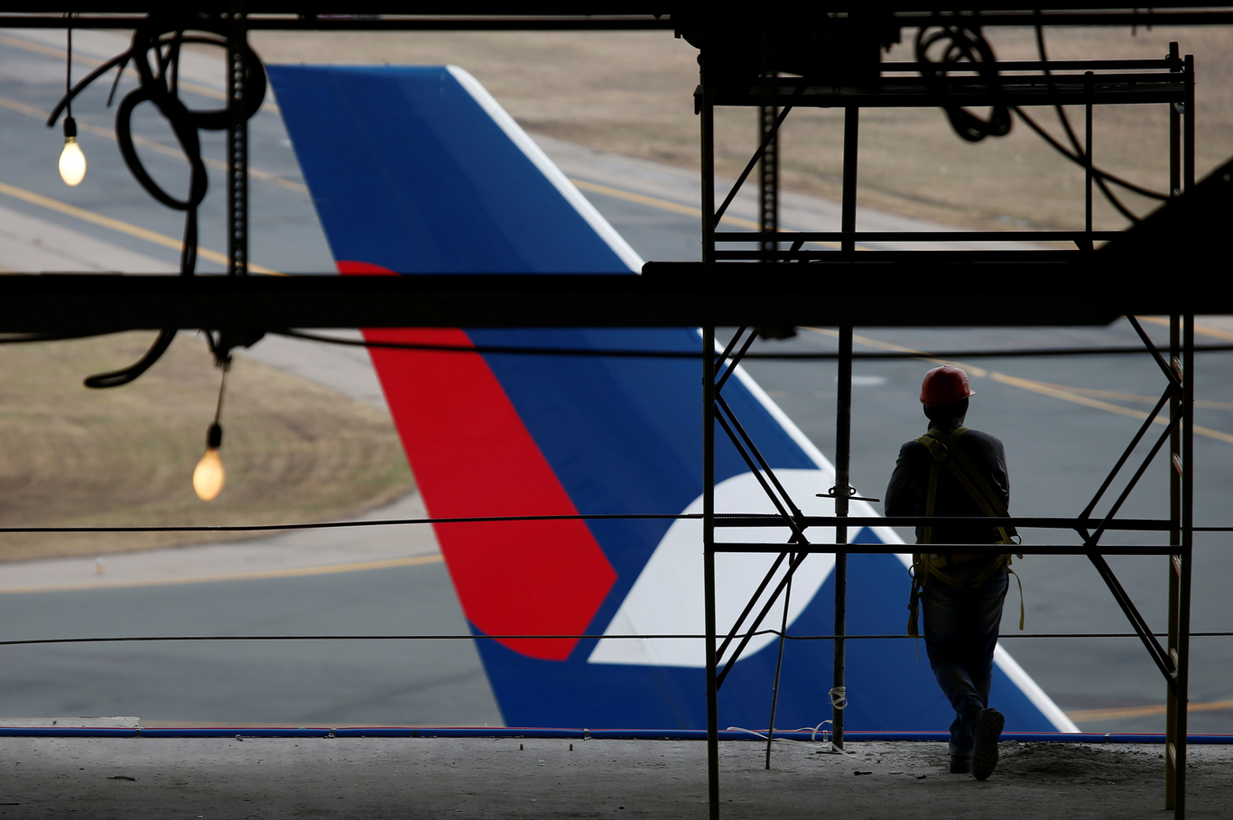 Самолет авиакомпании Azur Air на перроне в аэропорту Домодедово. Московская область. 7 апреля 2017 года. Фото: Максим Шеметов / Reuters / Scanpix / LETA