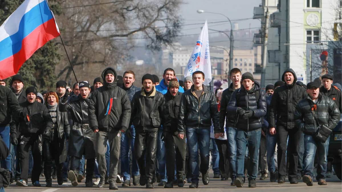 Пророссийски настроенные граждане маршируют во время митинга в Донецке, Украина. 9 марта 2014 года. Фото: Photomig / EPA