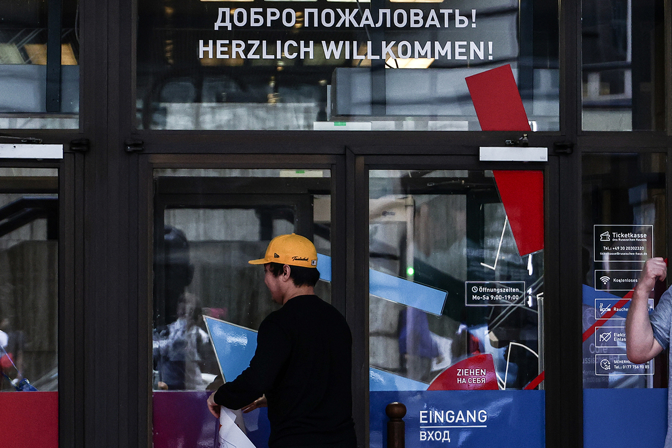 Вход в Российский дом науки и культуры. Берлин, Германия. 1 сентября 2026 года. Фото: Filip Singer / EPA
