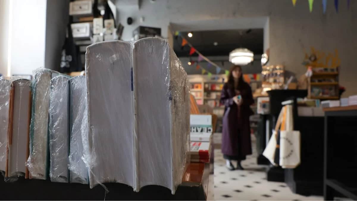 Книги авторов, включенных в реестр «иностранных агентов» в книжном магазине, Санкт-Петербург, 1 сентября 2025 года. Фото: Антон Ваганов / Reuters / Scanpix / LETA
