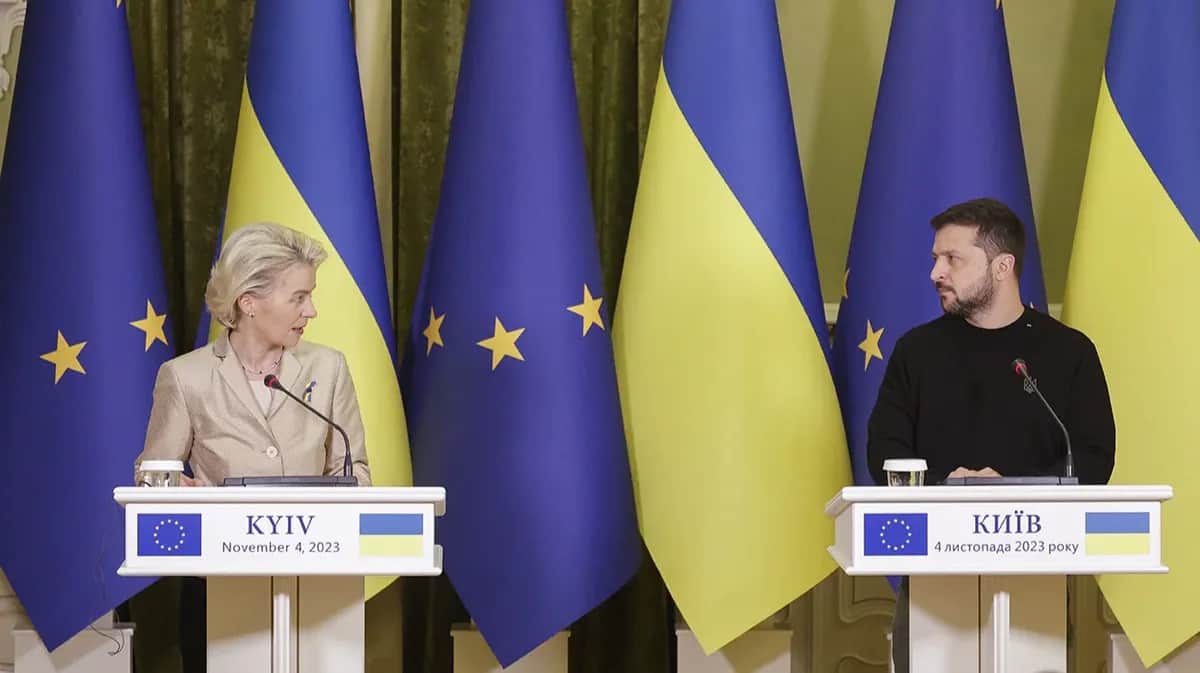 Президент Украины Владимир Зеленский (справа) и председатель Европейской комиссии Урсула фон дер Ляйен (слева) выступают на совместной пресс-конференции после встречи в Киеве, Украина, 04 ноября 2023 г. Фото: Сергей Долженко / EPA