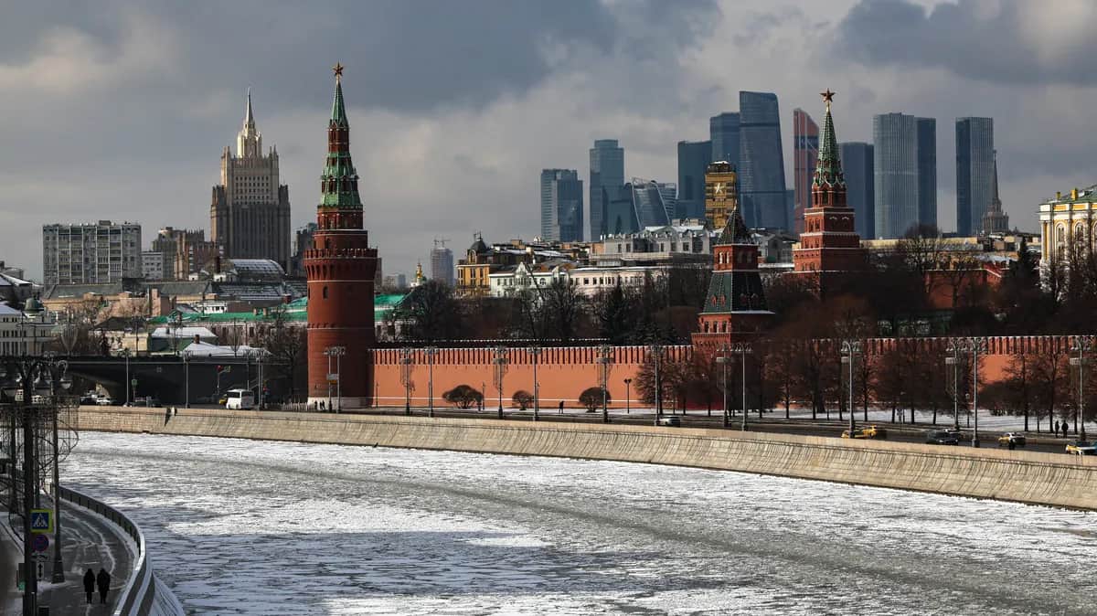 Moscow’s Kremlin as seen from across the frozen Moskva River, 19 February 2025. Photo: EPA-EFE / MAXIM SHIPENKOV