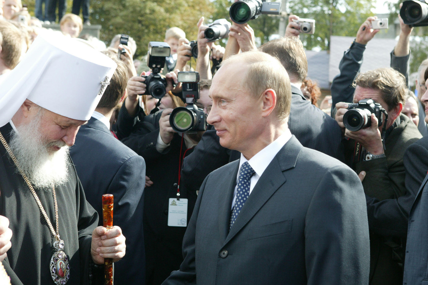 Владимир Путин и митрополит Кирилл на церемонии освящения храма.. 10 сентября 2006 года. Фото: PhotoXpress / ZUMA Press / Alamy / Vida Press