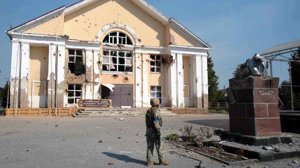 Украинский солдат около постамента на котором был памятник Ленину в центре Суджи, 21 августа 2024 года. Фото: EPA-EFE