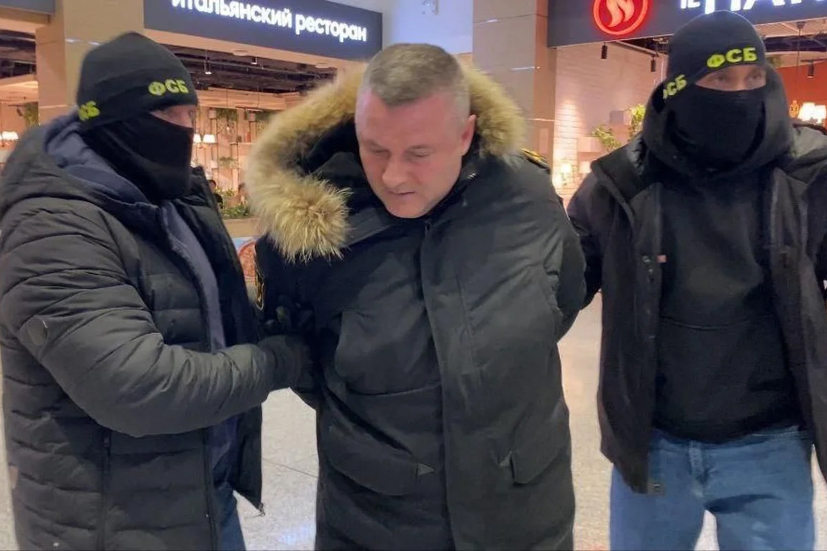 Момент задержания бывшего начальника радиотехнической службы Военно-морского флота России Олега Лопатиева. Фото: оперативная съемка ФСБ