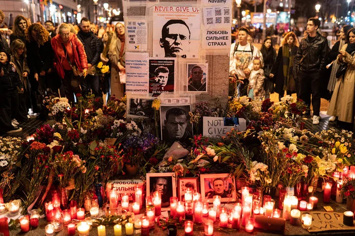 Акция памяти Алексея Навального в Барселоне, 1 марта 2024 года. Проститься с политиком пришли люди разных возрастов.