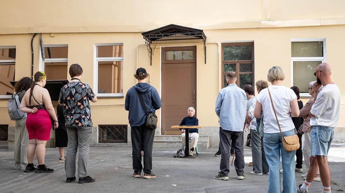 Встреча с Людмилой Васильевой во дворе предвыборного штаба в Петербурге, 19 июня 2024 года. Фото:&nbsp;<a target="_blank" data-stringify-link="https://vot-tak.tv/novosti/19-06-2024-reportazh-iz-shtaba-lyudmily-vasilevoj" data-sk="tooltip_parent" href="https://vot-tak.tv/novosti/19-06-2024-reportazh-iz-shtaba-lyudmily-vasilevoj" rel="noopener noreferrer">Василиса Остапенко</a>&nbsp;/ «Вот Так»